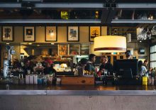 Reforma Tributária muda as regras para bares e restaurantes: benefício, restrições e novos desafios.